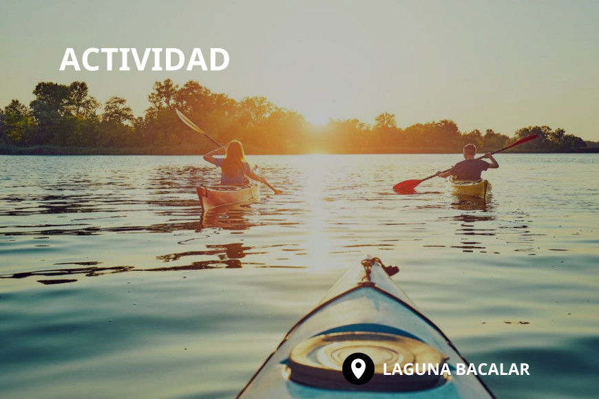   Kayak al atardecer en la laguna Bacalar